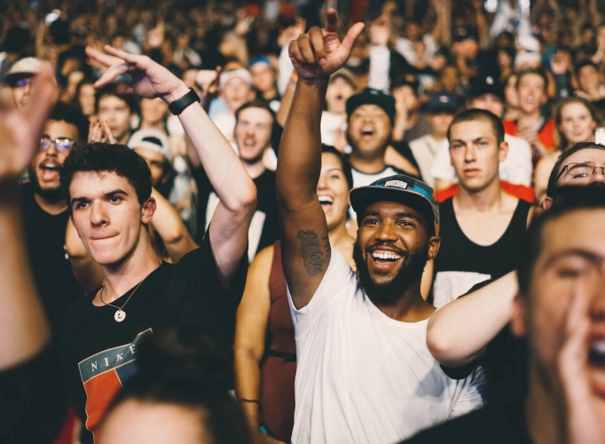 Afbeelding met groep jongeren