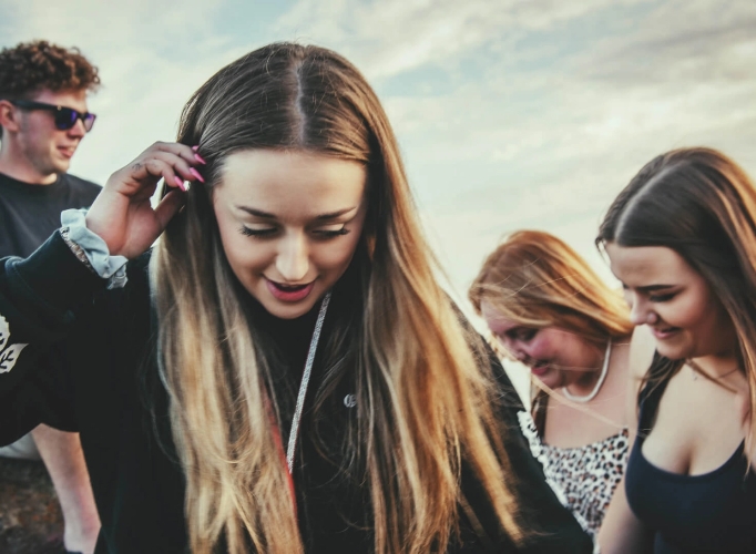 Afbeelding met jongeren